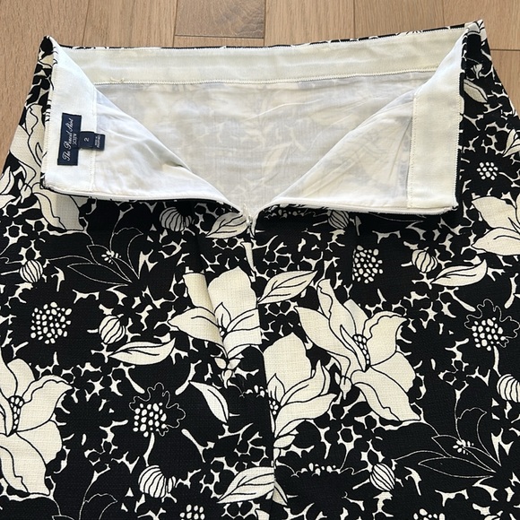 J Crew 100% Cotton Pencil Skirt. Size 2. Black & White Floral Design. - Picture 5 of 6